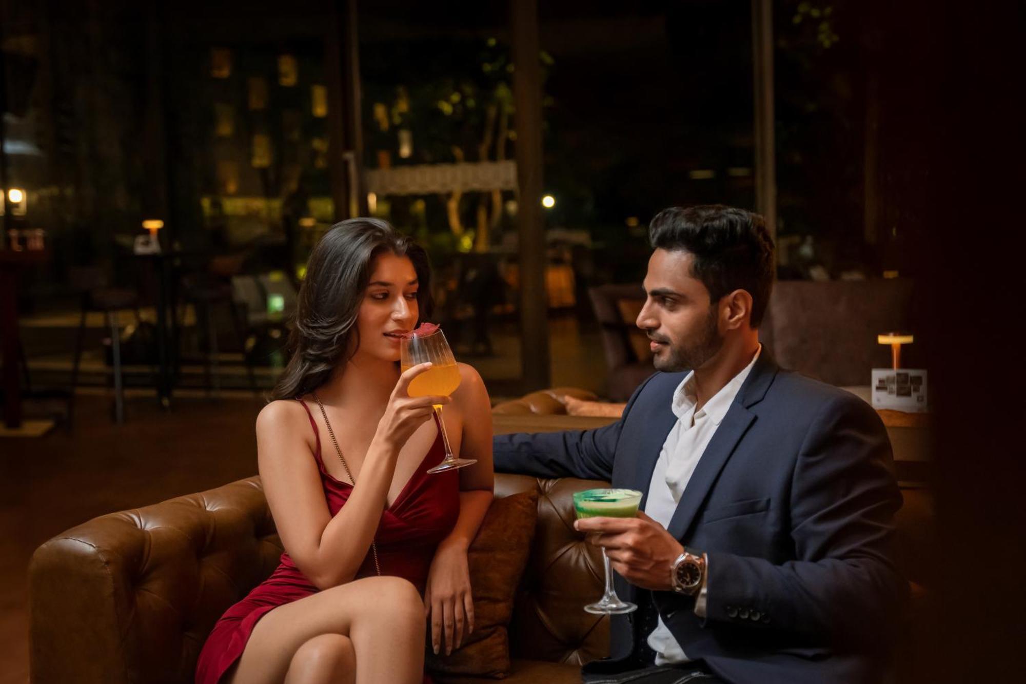 하얏트 푸네 호텔 외부 사진 A couple drinking cocktails