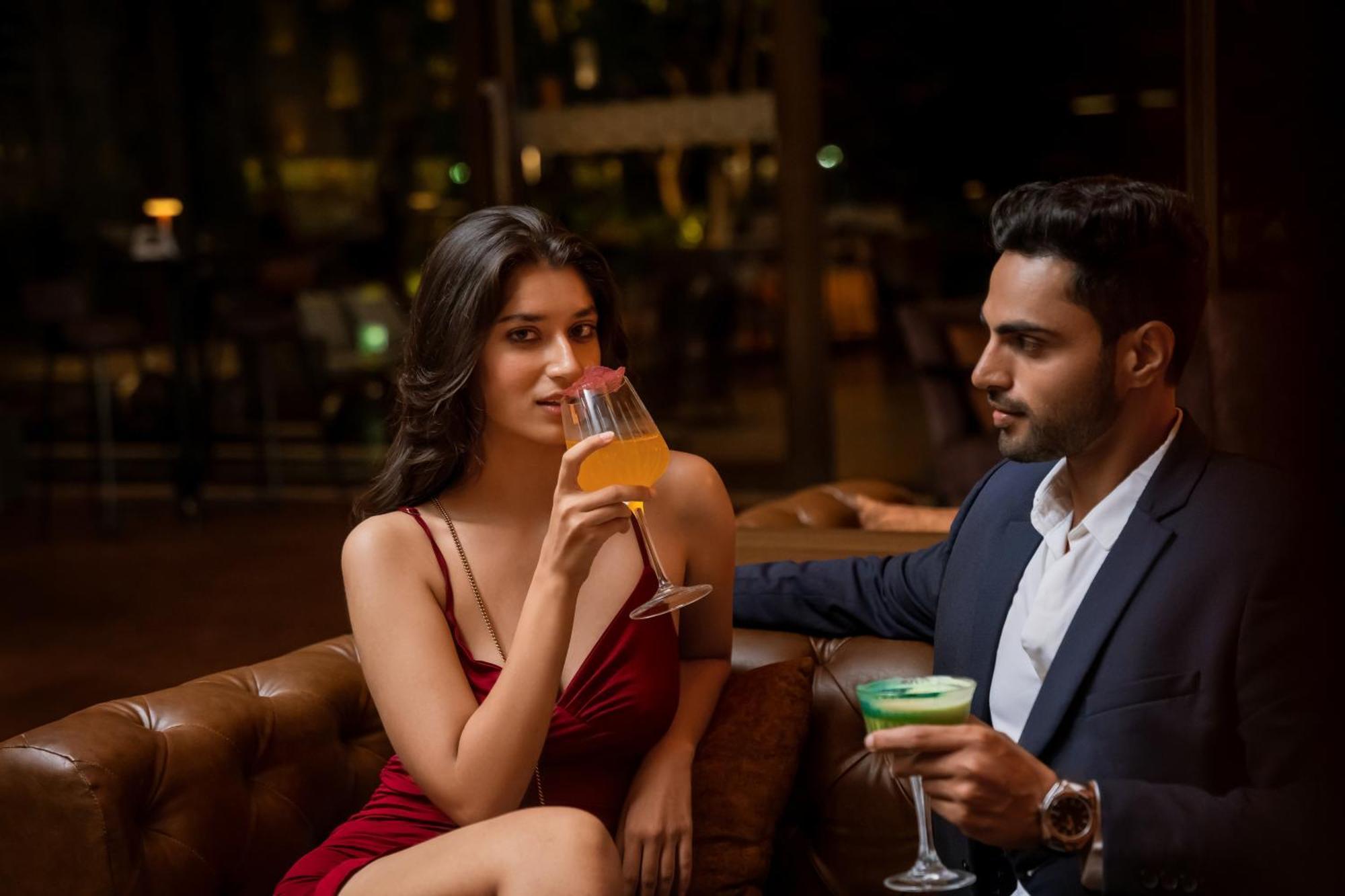 하얏트 푸네 호텔 외부 사진 A couple drinking cocktails