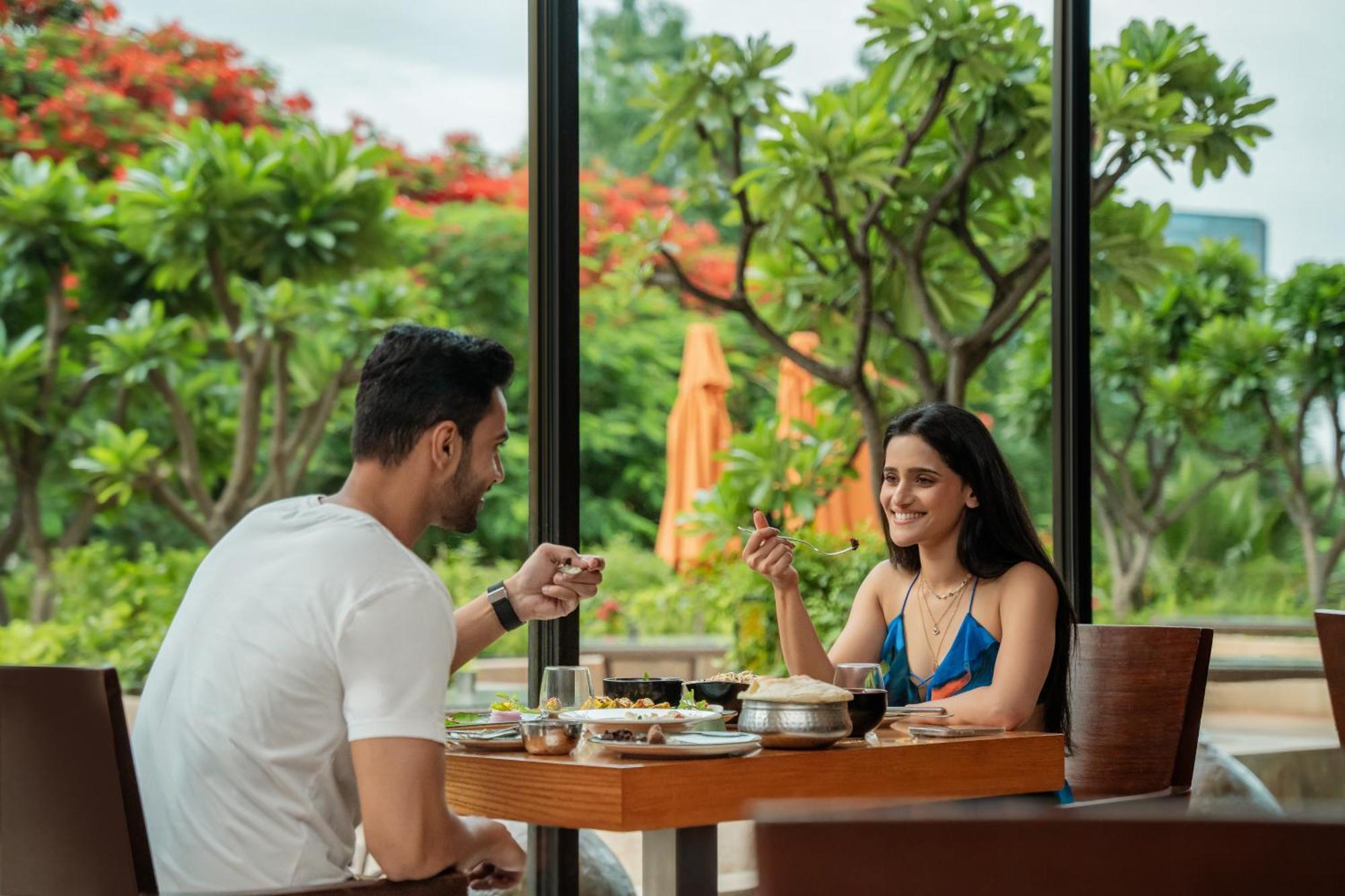 하얏트 푸네 호텔 외부 사진 A couple dining at the hotel